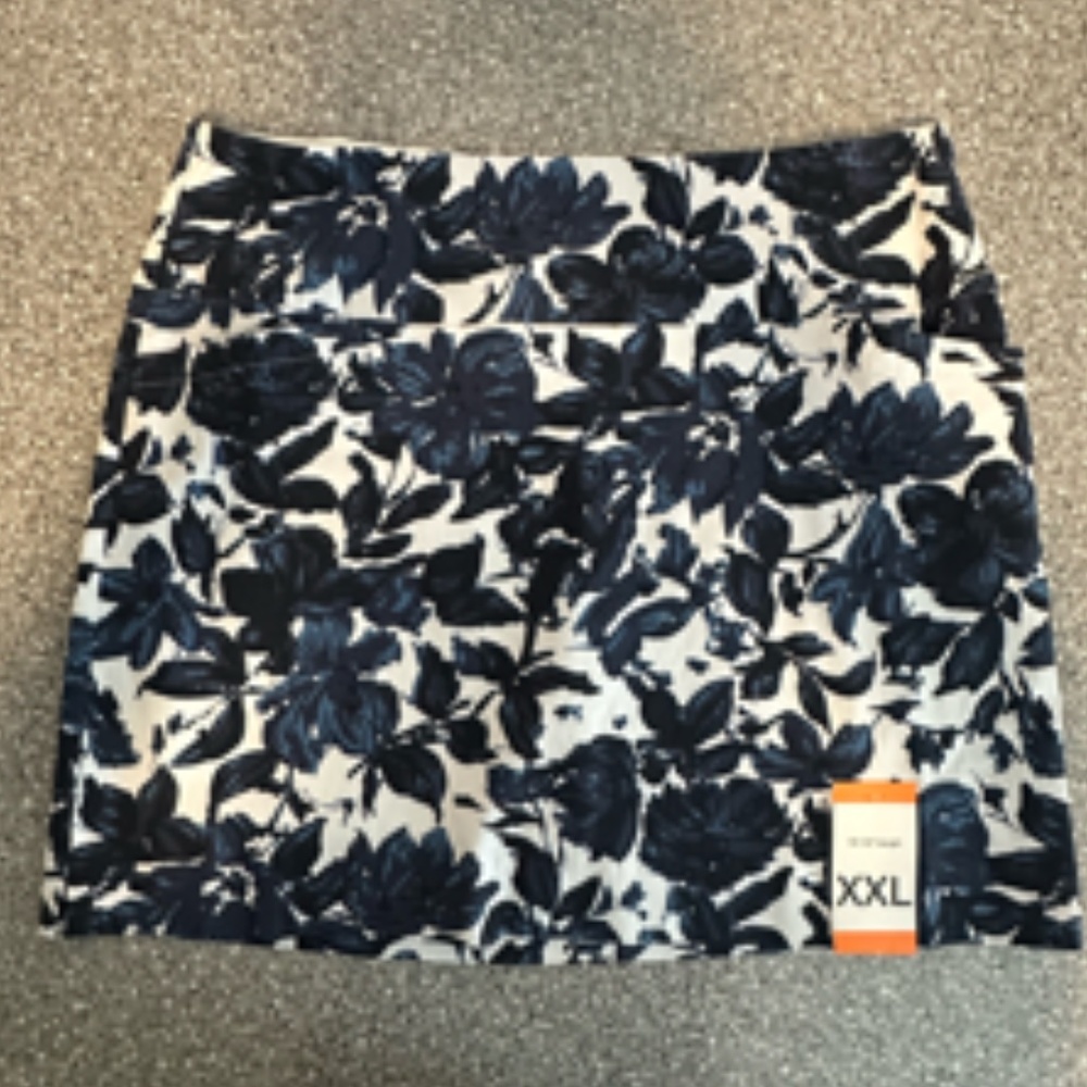NWT White & Navy Floral Skort